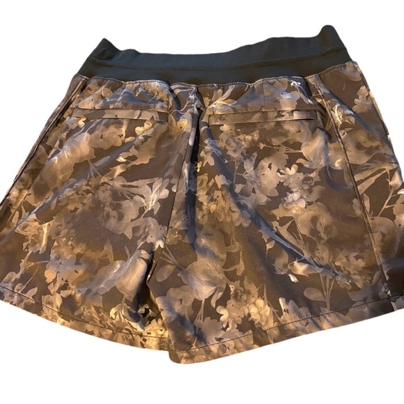 Athleta Brooklyn Midrise Short Sz 4 Printed Black Zip Pockets Running Athleisure - Picture 3 of 7